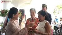 Ibu negara Iriana Jokowi memberikan oleh-oleh khas NTT kepada para pendamping pemimpin negara ASEAN dalam acara Spouse Program di Puncak Waringin, Labuan Bajo, Rabu (10/5/2023). (Tangkapan layar Youtube Setpres RI)