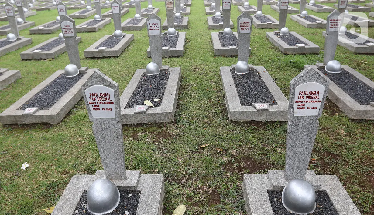 Sejumlah makam yang ada di area pemakaman di Taman Makam Pahlawan (TMP) Kalibata, Jakarta, Rabu (10/11/2021). Hari ini banyak yang mendatangi TMP Kalibata untuk mengingat jasa para pahlawan dan sebagai upaya memperingati Hari Pahlawan yang diperingati setiap tanggal 10 November. (Liputan6.com/Herm
