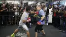 Pacquiao sedang berlatih di Wild Card Boxing, Los Angeles. (AP Photo/Jae C. Hong)