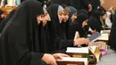 Banyak umat Muslim yang berusaha menyelesaikan bacaan Al-Quran minimal satu kali atau lebih sepanjang bulan suci Ramadan. Tampak dalam foto, para jamaah wanita membaca Al-Quran, saat melaksanakan Itikaf di Masjid Kufa, selatan Baghdad, Irak, pada 12 Maret 2026. (Qassem al-KAABI/AFP)