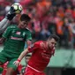 Kiper PSMS, Dhika Bhayangkara (kiri) menangkap bola pada laga kedua Semifinal Piala Presiden 2018 melawan Persija di Stadion Manahan, Solo, Jawa Tengah, Senin (12/2). Persija unggul 1-0. (Liputan6.com/Helmi Fithriansyah)