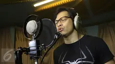 Vokalis GIGI, Armand Maulana disela proses rekaman soundtrack sinetron Ramadan "Para Pencari Tuhan Jilid 10" di Base Camp GIGI, Jakarta, Senin (9/5) malam. GIGI dipercaya untuk menggarap single bertajuk Gerbang Rahmat. (Liputan6.com/Herman Zakharia) 