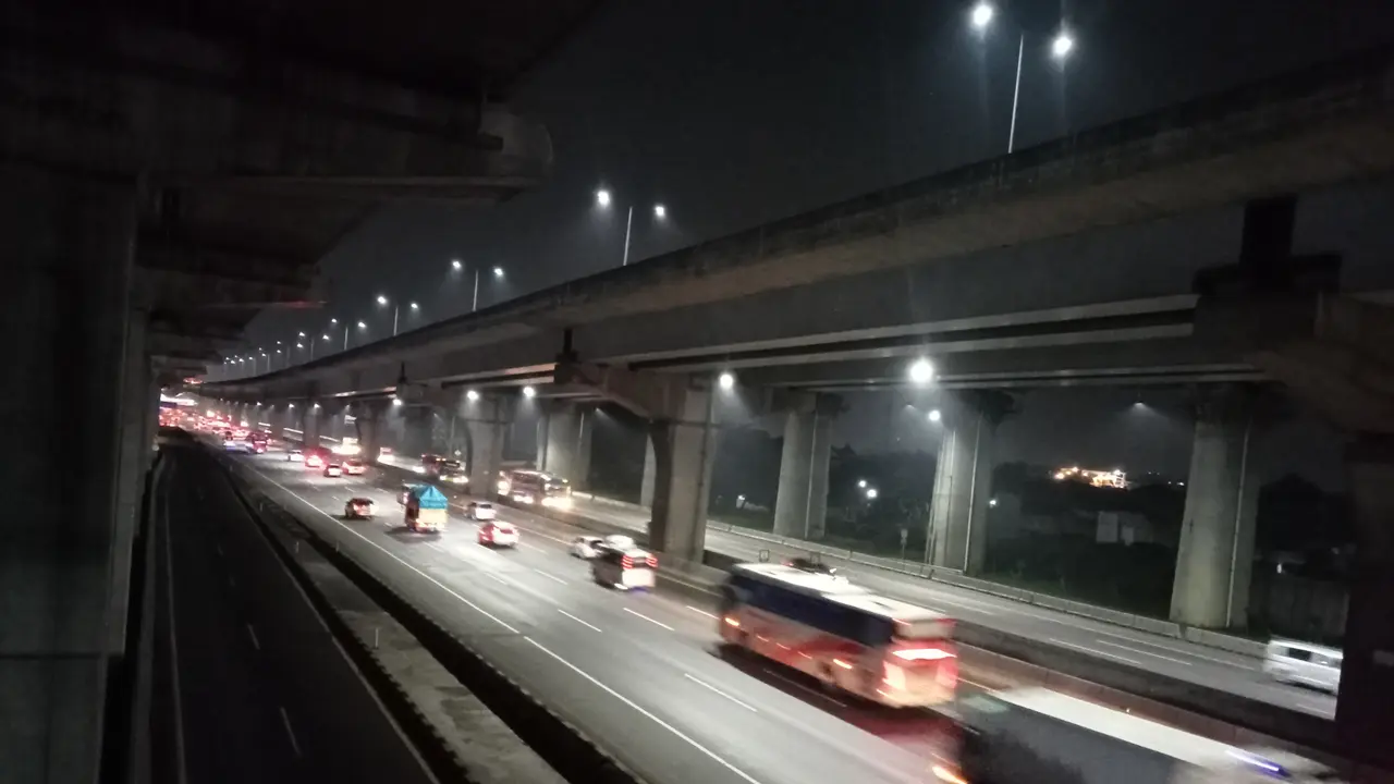 Tol Jakarta-Cikampek KM 15, Bekasi Timur, Kota Bekasi, pada H-4 Lebaran 1446 H atau Kamis (27/3/2025) malam, terpantau ramai lancar (Liputan6.com/Bam Sinulingga)