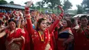 Wanita Hindu Nepal menari di kuil Pashupatinath selama festival Teej di Kathmandu, Nepal, Kamis (24/8). Festival ini ditujukan untuk wanita Hindu Nepal yang selama perayaan wajib berpuasa dan berdoa untuk kebahagiaan sang suami. (Niranjan Shrestha/AP)