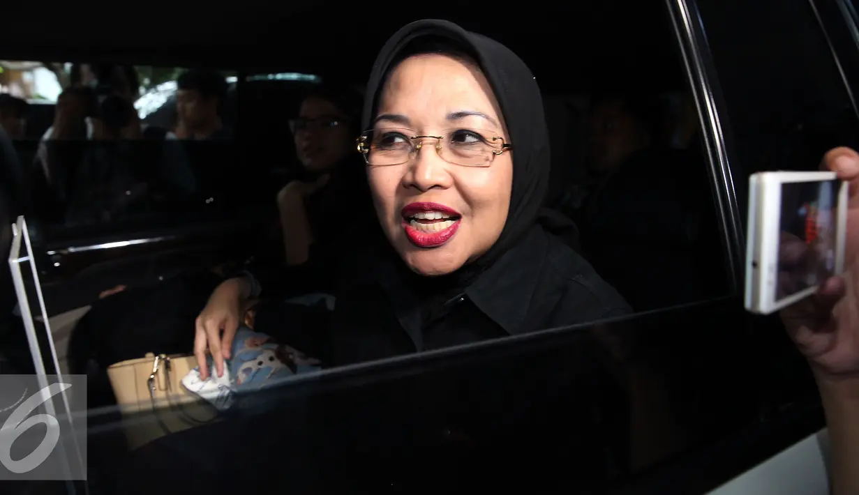Sylviana Murni didalam mobil bersiap meninggalkan Posko Pemenangan Wisma Proklamasi, Jakarta, Rabu (15/2). Diberitakan bahwa hasil quick count pasangan AHY - Sylvi berada diposisi paling buncit. (Liputan6.com/JohanTallo)