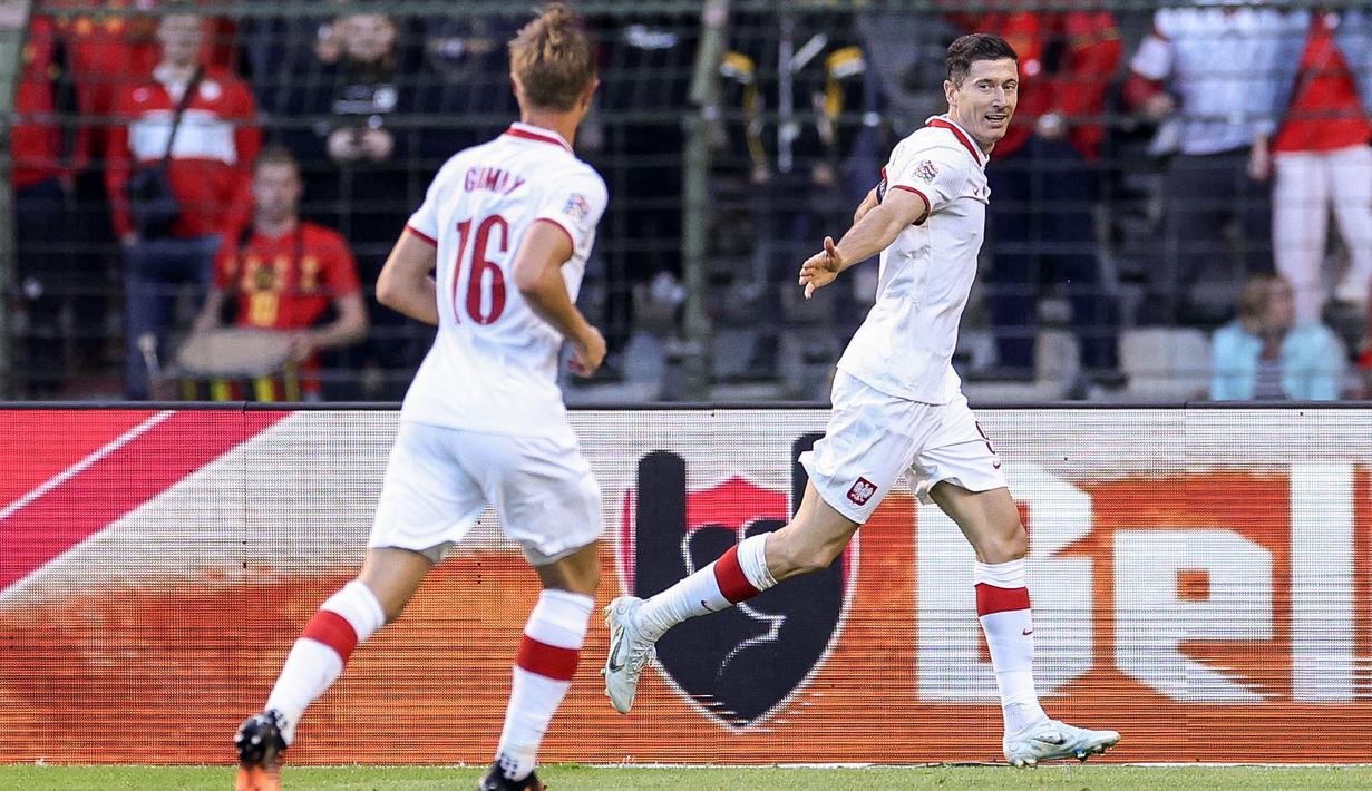 Robert Lewandowski menjadi pencetak gol pertama dan satu-satunya bagi Polandia di laga tersebut. Berawal dari umpan terobosan lob Sebastian Szymanski, Lewandowski yang sebenarnya tidak di posisi ideal berhasil menyentuh bola dengan kaki kirinya melewati kiper Simon Mignolet. (AFP/Kenzo Tribouillard)