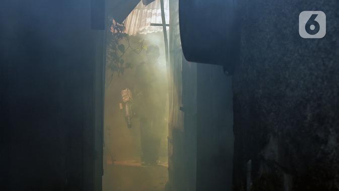 Petugas melakukan pengasapan atau fogging untuk membasmi nyamuk demam berdarah dengue (DBD) di perumahan warga di Jakarta, Sabtu (11/4/2020). Fogging dilakukan sebagai langkah pengendalian vektor nyamuk DBD. (Liputan6.com/JohanTallo)