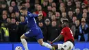 Eden Hazard mencoba memelwati hadangan Paul Pogba pada babak kelima FA Cup yang berlangsung di stadion Stamford Bridge, London, Selasa (19/2). Man United menang 2-0 atas Chelsea. (AFP/Adrian Dennis)