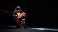 Pebalap Repsol Honda, Marc Marquez, saat beraksi pada sesi latihan bebas ke tiga di Sirkuit Motegi, Jepang, Sabtu (20/10/2018). Marc Marquez finis diurutan ke empat dengan catatan waktu 45.289 detik. (AFP/Martin Bureau)