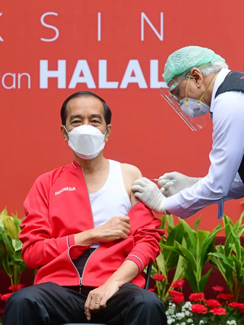 Pihak Istana menjelaskan alasan Presiden Joko Widodo atau Jokowi memakai singlet saat menjalani vaksinasi Covid-19 dosis kedua di Istana Kepresidenan Jakarta.