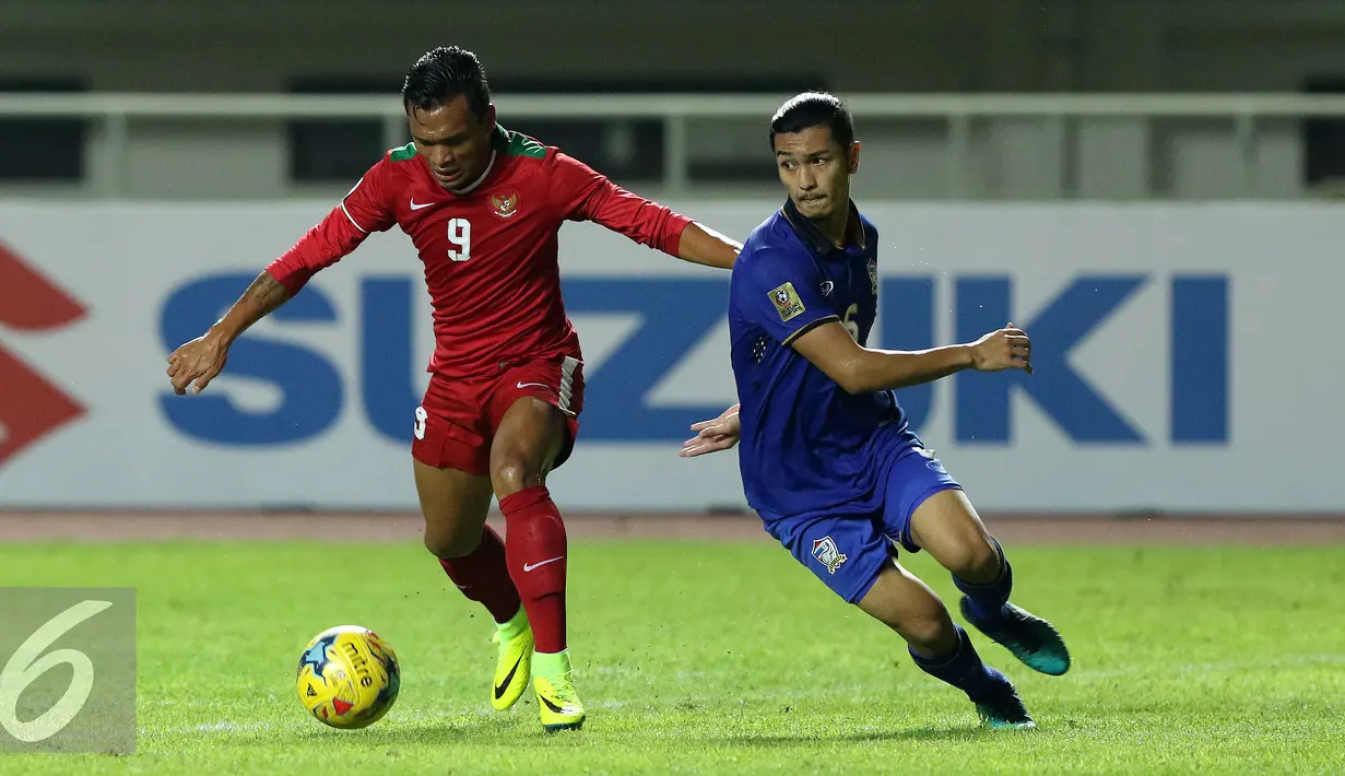 Penyerang Timnas Indonesia, Ferdinand Sinaga (kiri) mencoba melewati kawalan pemain Thailand saat final pertama Piala AFF 2016 di Stadion Pakansari, Bogor, Rabu (14/12). Indonesia unggul 2-1 atas Thailand. (Liputan6.com/Helmi Fithriansyah)