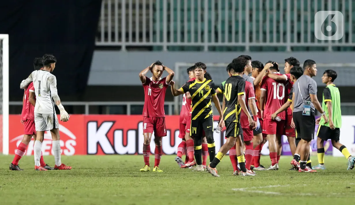 Pemain Timnas U-17 Indonesia, M Riski Afrisal (ketiga kiri) terlihat kecewa usai dikalahkan Malaysia U-17 pada laga terakhir Kualifikasi Grup B Piala Asia U-17 2023 di Stadion Pakansari, Kab. Bogor, Jawa Barat, Minggu (9/10/2022). Laga kedua tim berlangsung sengit dan Timnas U-17 Indonesia harus mengakui keunggulan Malaysia dengan skor 1-5. (Liputan6.com/Helmi Fithriansyah)