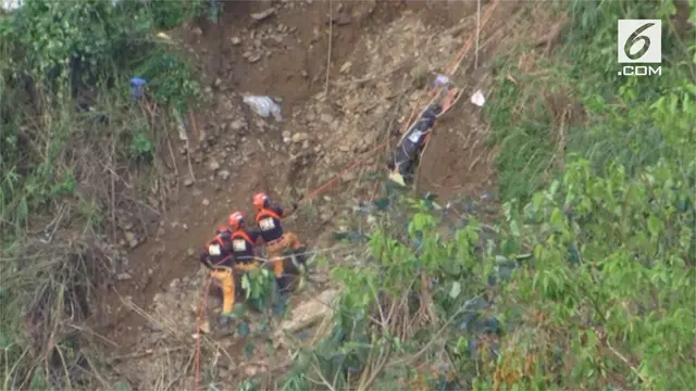 Hari Senin (17/9), puluhan petugas penyelamat mencari korban yang tertimbun tanah longsor di daerah Itogon, Filipina. Longsor dipicu topan Mangkhut yang sempat terjang Filipina.