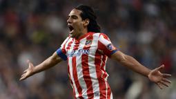 Kedatangan Radamel Falcao di Madrid bertepatan dengan penunjukan Diego Simeone sebagai manajer pada musim 2011/12. Didatangkan dari Porto seharga £36 juta, El Tigre sukses mempersembahkan trofi Liga Europa, Copa del Rey dan Piala Super UEFA dalam dua tahunnya di Wanda Metropolitano. (AFP/Dani Pozo)