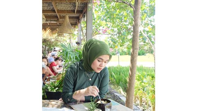 6 Potret Jialyka Maharani, Anggota DPD Termuda yang Pimpin Sidang Pelantikan