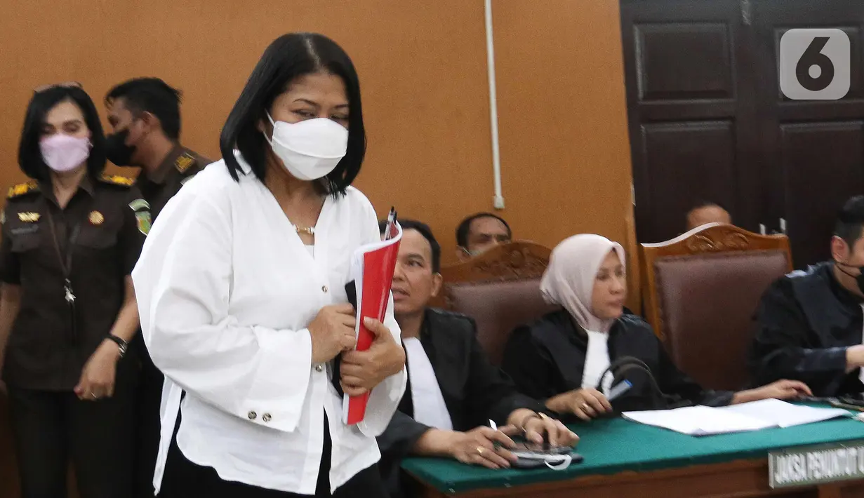 <p>Tersangka kasus pembunuhan berencana Putri Candrawathi yang merupakan istri Ferdy Sambo saat menghadiri sidang perdana terkait pembunuhan Brigadir Yosua Hutabarat atau Brigadir J di Pengadilan Negeri Jakarta Selatan, Senin (17/10). Putri Candrawathi menghadiri sidang perdana yang beragendakan pembacaan dakwaan terkait pembunuhan Brigadir Yosua Hutabarat atau Brigadir J.Liputan6.com/Herman Zakharia</p>