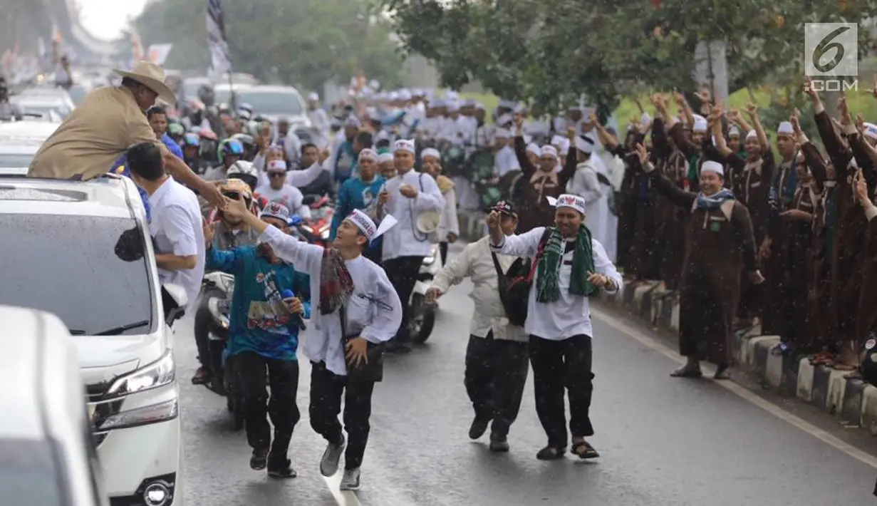 Calon presiden nomor urut 02 Prabowo Subianto bersalaman dengan pendukungnya selama kampanye akbar di Lapangan Benteng Kuto Besak, Palembang, Rabu (9/4). Kehadiran Prabowo di lokasi kampanye disambut yel-yel mengelu-elukan sang capres. (Liputan6.com/Pool/Media Prabowo Sandi)