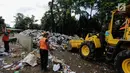Petugas kebersihan dibantu alat berat membersihkan sampah Tahun Baru 2018 di Monas, Jakarta, Senin (1/1). Setelah perayaan malam tahun baru 2018, jumlah sampah sisa mencapai 780 ton. (Liputan6.com/Faizal Fanani)