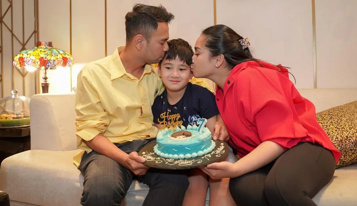 Pada momen tersebut, Raffi Ahmad dan Nagita Slavina terlihat kompak memberikan kecupan kasih sayang pada Rafathar. Bahkan, kakak dari Rayyanza ini juga terlihat bahagia mendapatkan kejutan ulang tahun. (Liputan6.com/IG/@raffinagita1717)
