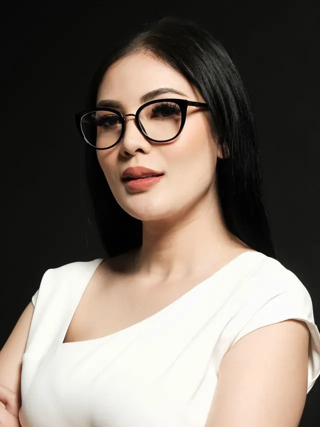 Tampil Makin Muda, Ini 7 Potret Nindy Ayunda Berkacamata yang Bikin Pangling