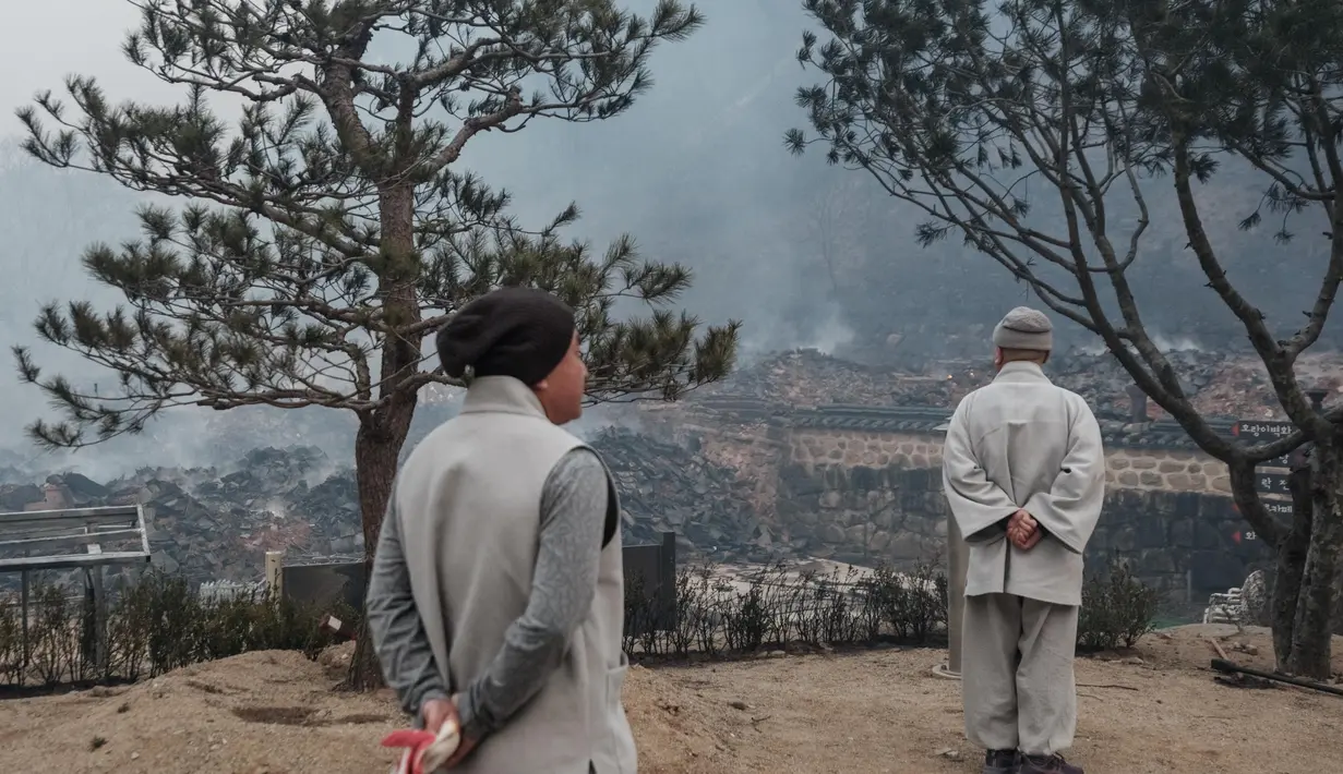 Sedikitnya, 18 orang tewas. Hingga Rabu (26/3/2025), pukul 05.00 waktu setempat, Kementerian Keamanan Korea Selatan mencatat 14 korban tewas akibat kebakaran yang berawal dari Uiseong, sementara empat orang lainnya terkait kebakaran di Sancheong. (YASUYOSHI CHIBA/AFP)