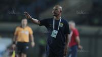 Caretaker pelatih Persib Bandung, Heri Setiawan  saat memimpin timnya melawan PS TNI pada lanjutan Liga 1 2017 di Stadion Si Jalak Harupat, Sabtu (05/8/2017). Persib menang 3-1. (Bola.com/Nicklas Hanoatubun)