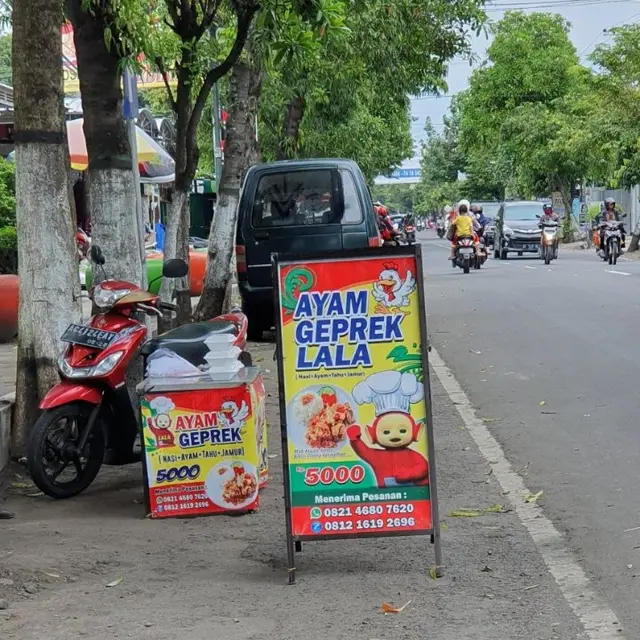 6 Gambar Nyeleneh di Spanduk hingga Gerobak Jualan Ini Kocak Banget