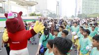 Bacuya menyapa anak-anak saat melakukan pawai maskot Piala Dunia U-20 2023 di Bundaran HI, Jakarta. (Bola.com/M Iqbal Ichsan)