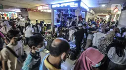 Kerumunan warga saat mengunjungi Blok A Pasar Tanah Abang, Jakarta, Minggu (2/5/2021). Kepadatan pengunjung yang ingin membeli kebutuhan untuk Lebaran tetap terjadi di Blok A dan B Tanah Abang meski petugas gabungan telah berjaga di pintu masuk guna mencegah kerumunan. (merdeka.com/Iqbal S Nugroho)