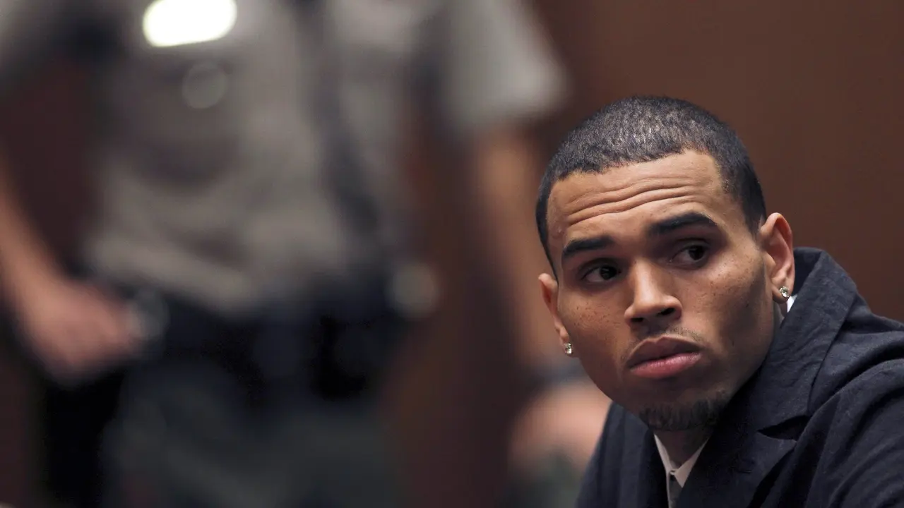 Dorong Wanita Hingga Jatuh, Chris Brown Dituntut (Lagi)