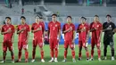 Alih-alih meletakkan tangan di dada seperti rekan-rekannya, bek Timnas Indonesia U-22 itu justru melakukan sikap sempurna saat menyanyikan lagu Indonesia Raya pada Laga uji coba melawan India di Stadion Madya, Jakarta, Jumat (10/10/2025). (Bola.com/M Iqbal Ichsan)