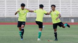 Para pemain menggunakan warna kaus kaki berbeda yang melambangkan kekuatan kaki terbaik yang dimiliki. (Bola.com/M Iqbal Ichsan)