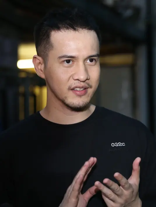 "Teh Melly ngomong kayak yang dia nggak nyangka musik seperti ini bisa dikeluarkan oleh seseorang yang bukan musisi gitu, seorang pemain film dan ya pokoknya baca aja sendiri apa reviewnya teh Melly," ucapnya. (Nurwahyunan/Bintang.com)