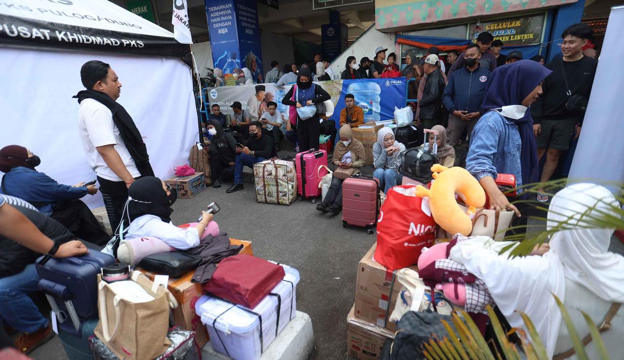 Calon penumpang menunggu bus yang akan mengangkut mereka ke berbagai kota di Terminal Antar Kota Antar Provinsi Kampung Rambutan, Jakarta, Rabu (18/3/2026). Jelang Lebaran 2026, Terminal Antar Kota Antar Provinsi Kampung Rambutan, Jakarta, dipadati calon penumpang yang akan berangkat menuju kampung halaman. (Kapanlagi.com/Budy Santoso)