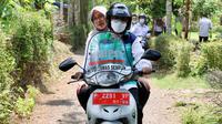 Bupati Banyuwangi Ipuk Fiestiandani berboncengan sepeda motor dengan petugas kesehatan untuk memberikan pelayanan kesehatan di daerah pelosok (Istimewa)