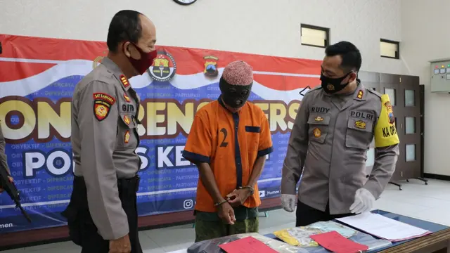 Polisi menangkap seorang kakek yang diduga tega merudapaksa bocah berusia tujuh tahun. (Foto: Liputan6.com/Polres Kebumen)