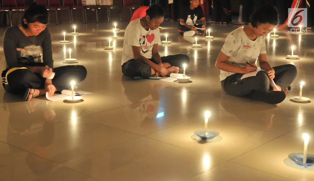 Calon Paskibraka mengikuti renungan jiwa di Aula PPPON Cibubur, Jakarta, Minggu (13/8). Tradisi malam renungan jiwa membalikkan ingatan perjuangan dan pengorbanan mereka sampai bisa lolos sebagai peserta Diklat Paskibraka 2017. (Liputan6.com/Yoppy Renato)