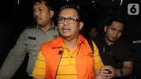 Bupati Indramayu, Supendi memakai rompi tahanan usai menjalani pemeriksaan di Gedung KPK, Jakarta, Rabu (16/10/2019). Supendi resmi ditahan untuk mempermudah pemeriksaan terkait dugaan menerima suap pengaturan proyek dilingkungan Pemkab Indramayu tahun 2019. (merdeka.com/Dwi Narwoko)