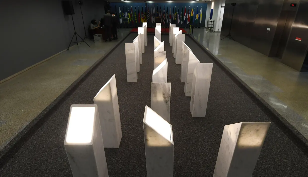 Pemandangan monumen untuk para korban COVID-19 diresmikan di gedung Senat Brasil di Brasilia, pada 15 Februari 2022. Monumen tersebut terdiri dari 27 prisma, mewakili negara bagian Brasil. Lebih dari 638 ribu orang meninggal karena COVID-19 di Brasil, menurut statistik resmi. (EVARISTO SA/AFP)