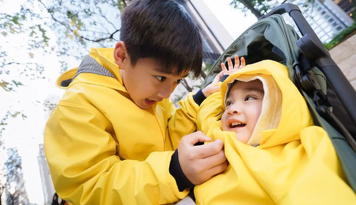 Di sebuah foto, kedekatan keduanya disorot. Baik Rafathar dan Rayyanza tampil gemas dengan jaket kuning yang kembar. [Foto: Instagram/raffinagita1717]