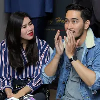 "Aku ribet. Lumayan lah namanya juga cewek, takut enggak sesuai, dipikirin semantapnya mungkin," imbuh Syahnaz. "Dia ribet banget milihinnya," sambung Jeje. (Deki Prayoga/Bintang.com)