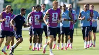 Para pemain Tiimnas Inggris berlari saat latihan untuk turnamen sepak bola Piala Dunia di Kansas City, Missouri, Sabtu, 13 Juni 2026. (AP Photo/Charlie Riedel)