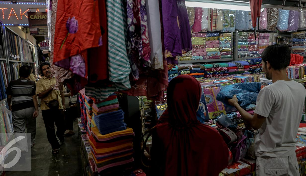 Sejumlah pembeli memilih barang dagangan di Blok III Pasar Senen, Jakarta, Rabu (24/6/2015). Para pedagang korban kebakaran Blok III Pasar Senen masih menempati kios sementara hingga gedung baru selesai. (Liputan6.com/Faizal Fanani)