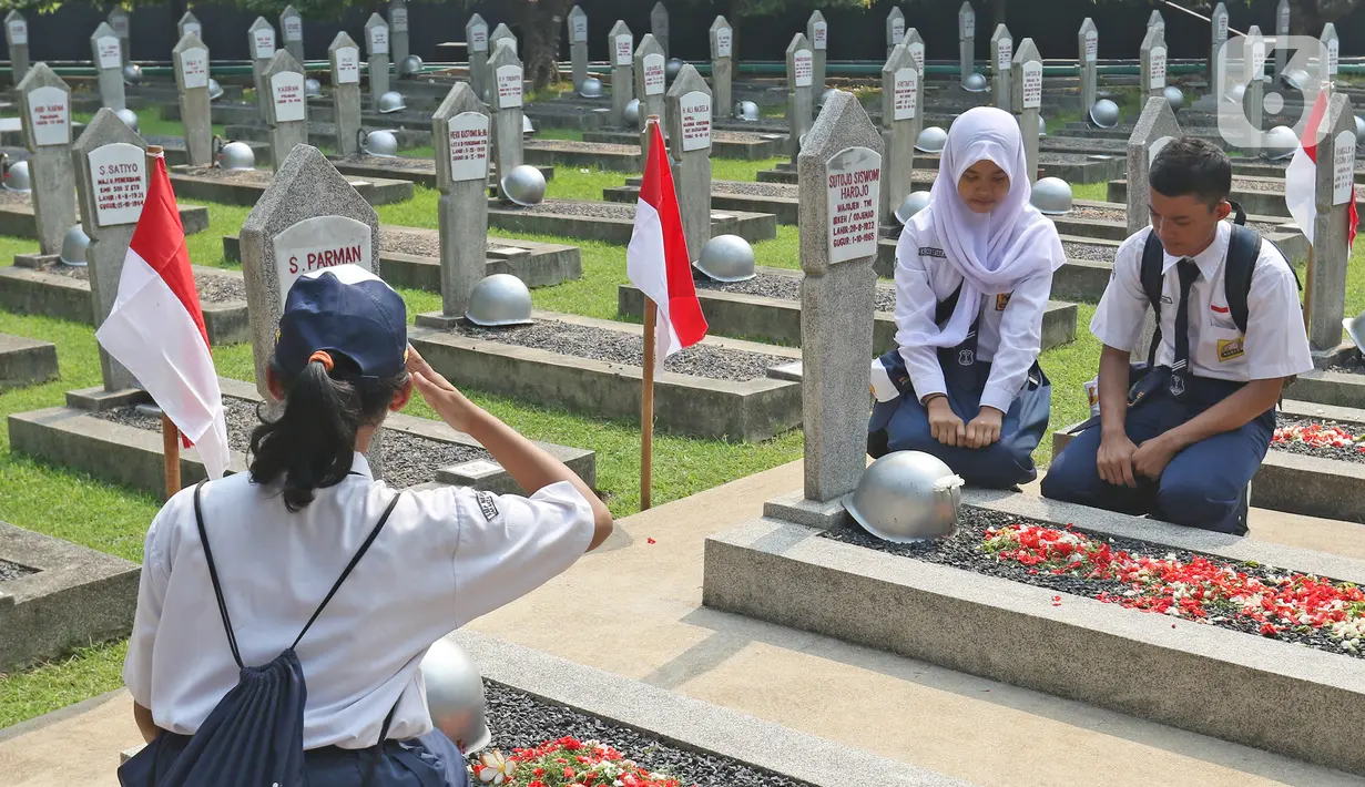 Sejumlah pelajar melakukan ziarah dan tabur bunga saat peringatan Hari Pahlawan Nasional di Taman Makam Pahlawan (TMP) Utama Kalibata, Jakarta Selatan, Minggu (10/11/2109). Ziarah tersebut digelar dalam rangka peringatan Hari Pahlawan 10 November 2019. (Liputan6.com/Herman Zakharia)
