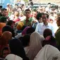 Presiden Jokowi bagi-bagi sembako di Kota Serang. (Liputan6.com/Yandhi Deslatama)