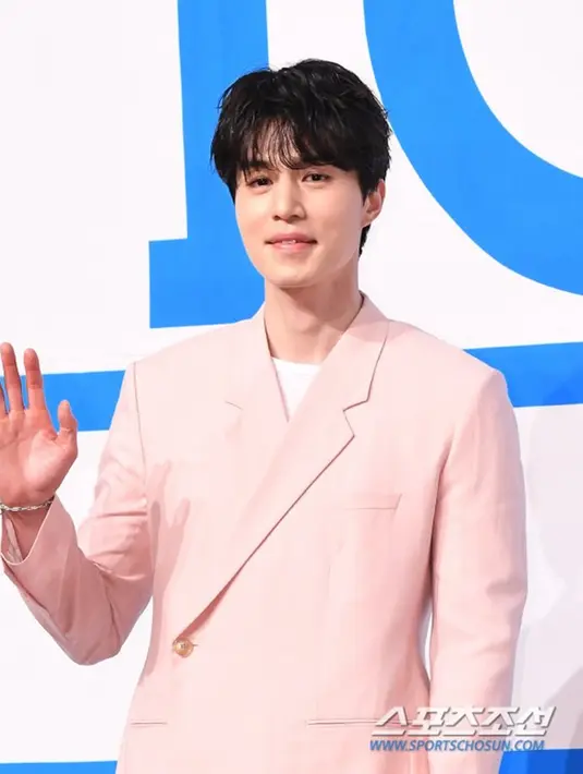 Berdiri di hadapan awak media, bintang drama populer GOBLIN tersebut tampak melambaikan tangan dengan manis. (sumber: Liputan6.com/sportchosun)