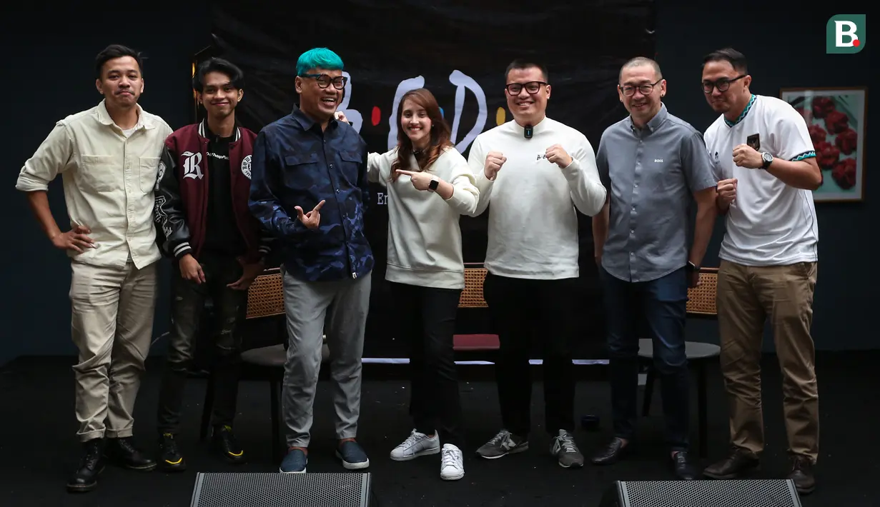 <p>Dari kanan ke kiri: Stand Up Komedian Afif Xavi, Presiden Gen Z Rian Fahardhi, Publik Figur Uya Kuya, Co-Chair B.E.D.A Tsamara Amany dan Pangeran Siahaan, Coach Justin, serta Sportcaster Jerry Arvino berfoto bersama saat deklarasi dukungan B.E.D.A kepada pencalonan Erick Thohir sebagai Ketua Umum PSSI yang berlangsung di GIOI Menteng, Jakarta, Rabu (18/1/2023). (Bola.com/Bagaskara Lazuardi)</p>