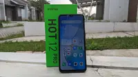 Infinix Hot 12 Pro tampil sebagai lini HP Android terbaru perusahaan dengan label harga Rp 2 jutaan. (Liputan6.com/ Yuslianson)