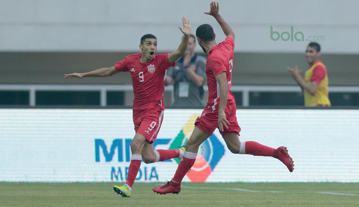 Pemain Bahrain U-23, Amed Sanad (kiri) merayakan golnya ke gawang Korea Utara U-23 pada laga PSSI Anniversary Cup 2018 di Stadion Pakansari, Bogor, (03/5/2018). Bahrain menang 4-1. (Bola.com/Nick Hanoatubun)