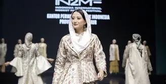 Wakil Menteri Dyah Roro tampil memukau dan penuh pesona saat melenggang di atas catwalk dalam acara IN2MF (Indonesia International Modest Fashion Festival). [@dyahroroestiwp].